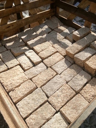 [Ref 2344] Đá cubic 20x10x10cm granite vàng bình định chẻ tay